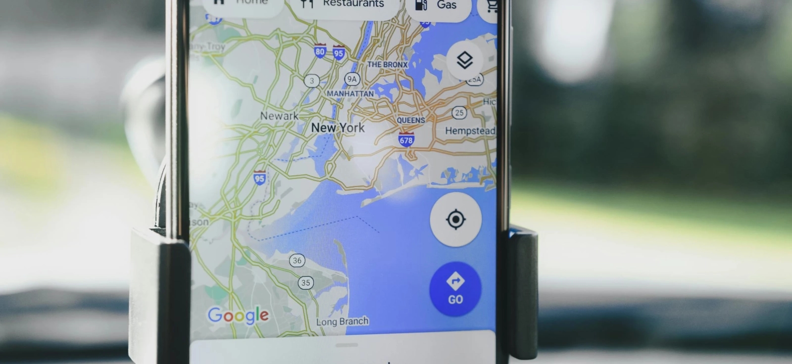 Google Maps navigacija na telefonu u automobilu