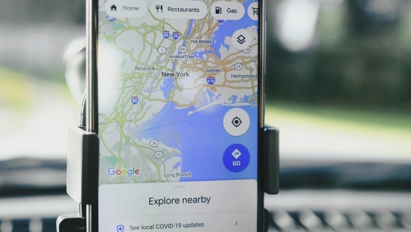 Google Maps navigacija na telefonu u automobilu