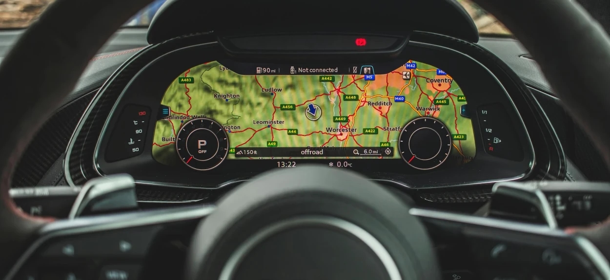 Napredna navigacija na ekranu automobila tokom vožnje