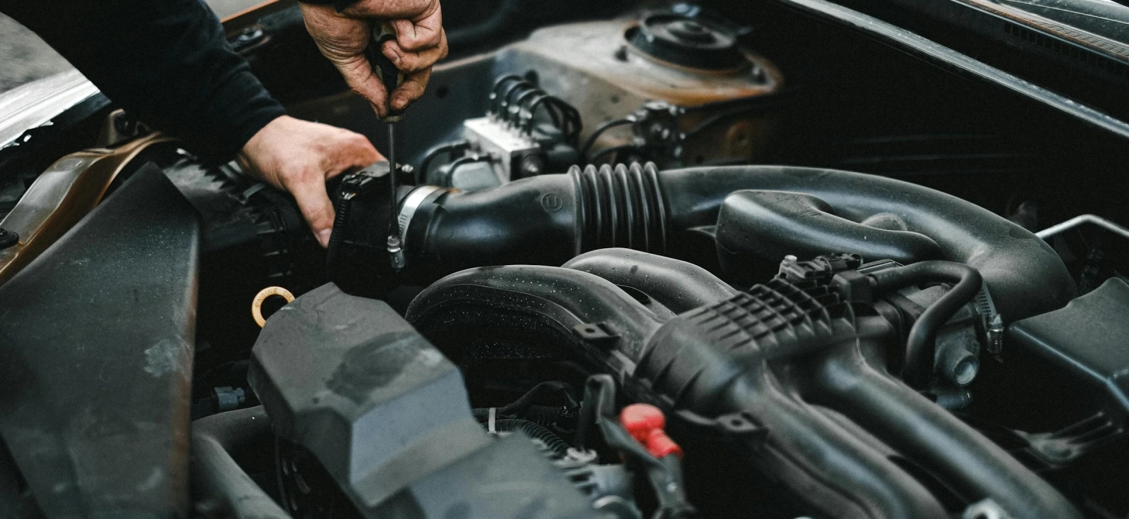 Pregled motora tokom redovnog servisa automobila