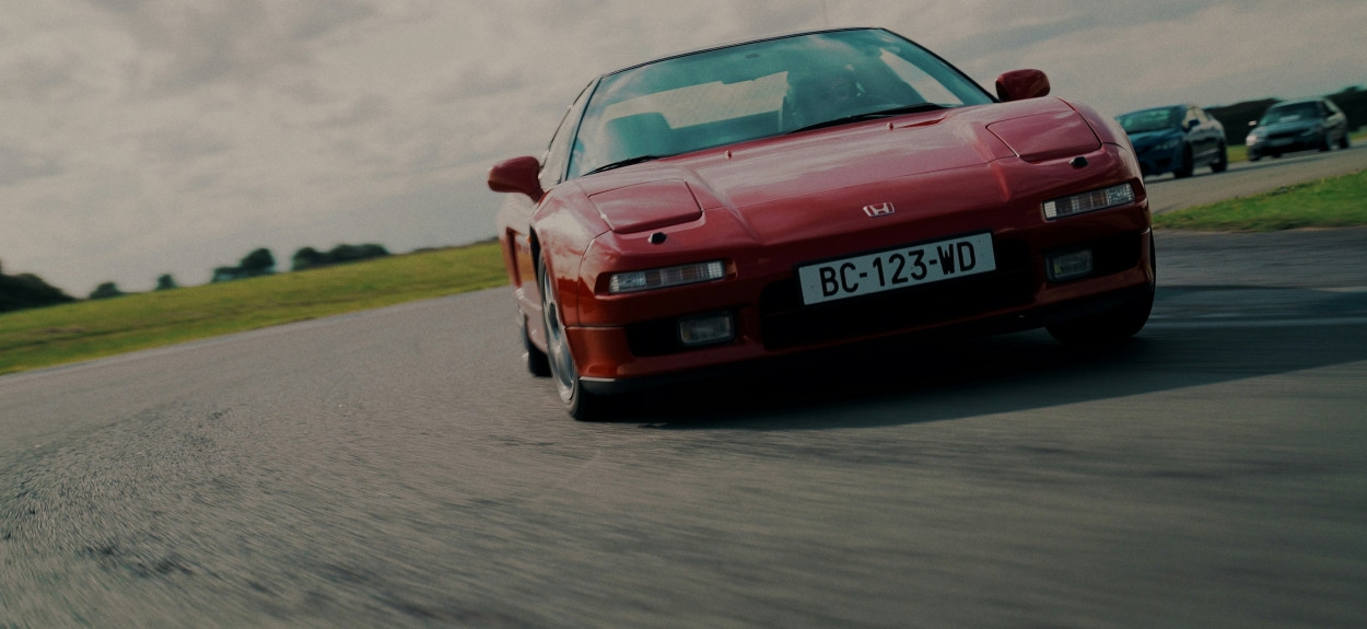 Honda NSX u vožnji sa VTEC sistemom i prepoznatljivim performansama