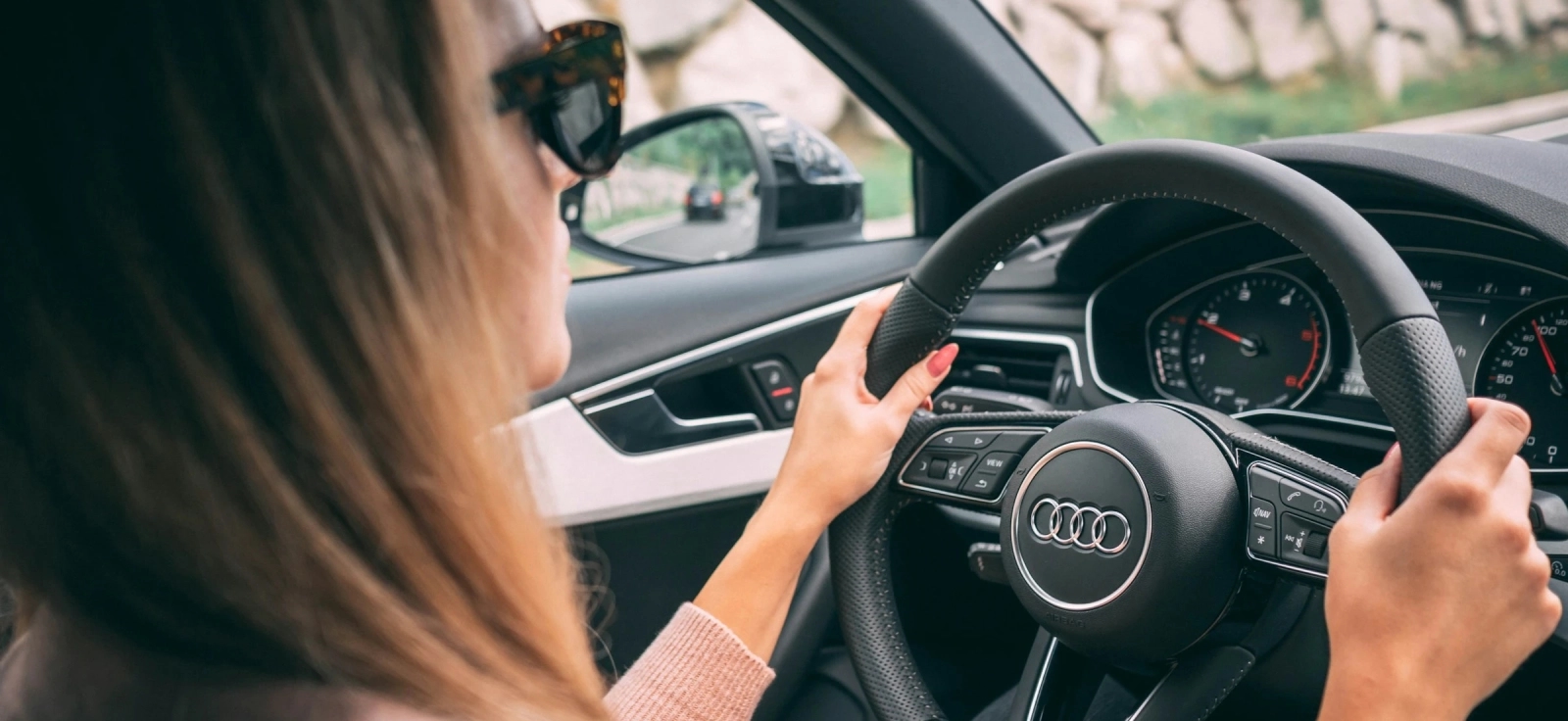 Žena za volanom kako vozi u autoškoli auto.