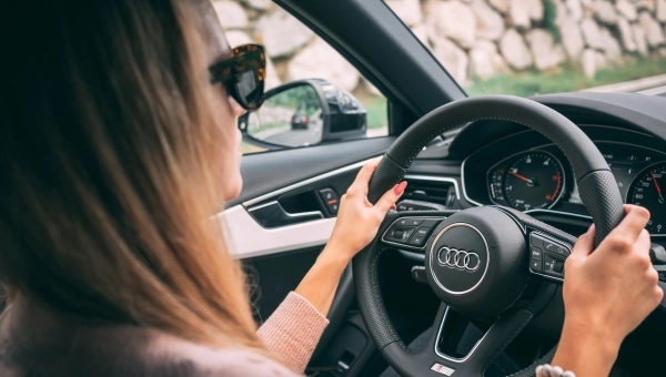 Žena za volanom kako vozi u autoškoli auto.