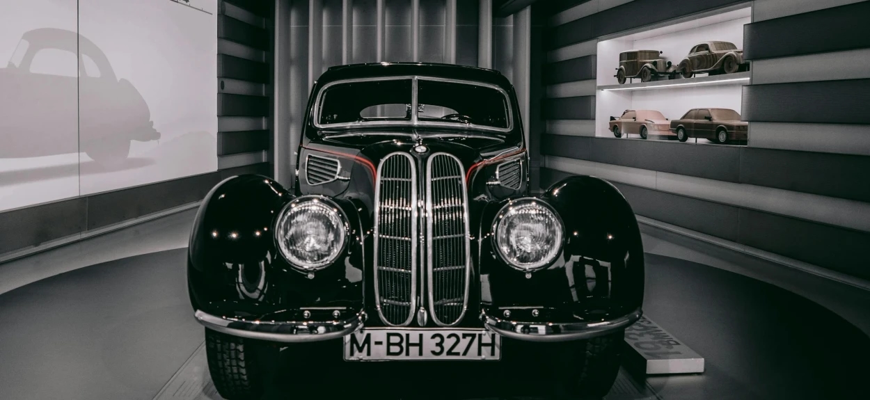 Klasični BMW 327 iz muzejske postavke, istorijski model koji prikazuje rani dizajn bavarskog brenda