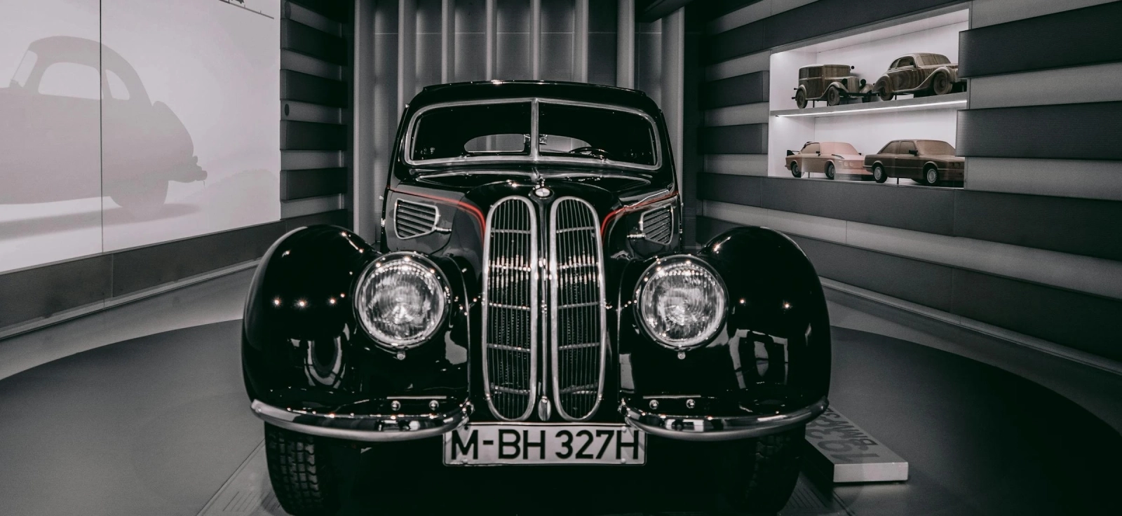 Klasični BMW 327 iz muzejske postavke, istorijski model koji prikazuje rani dizajn bavarskog brenda