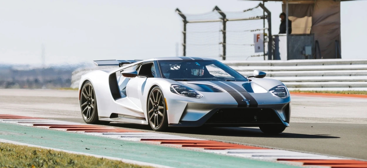 Moderni Ford GT iz 2017. na stazi, savremeni naslednik Forda GT40 koji je 2016. trijumfovao na Le Mansu u svojoj klasi
