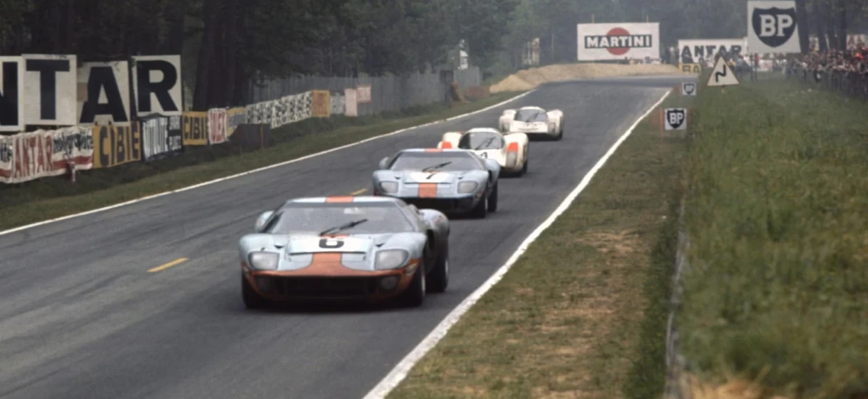 Ford GT40 automobili tokom trke 24 sata Le Mansa 1966, istorijska trostruka pobeda Forda nad Ferrarijem u endurance trci