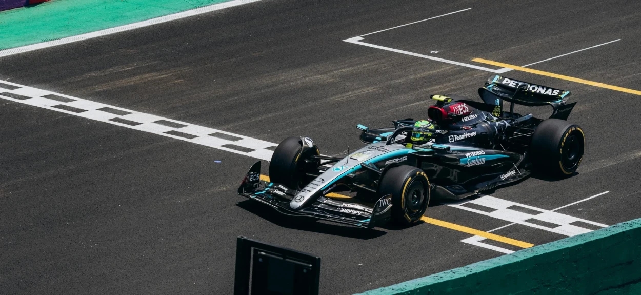 Savremeni F1 bolid na startno-ciljnoj liniji, prikaz tehnološke evolucije i aerodinamičke superiornosti