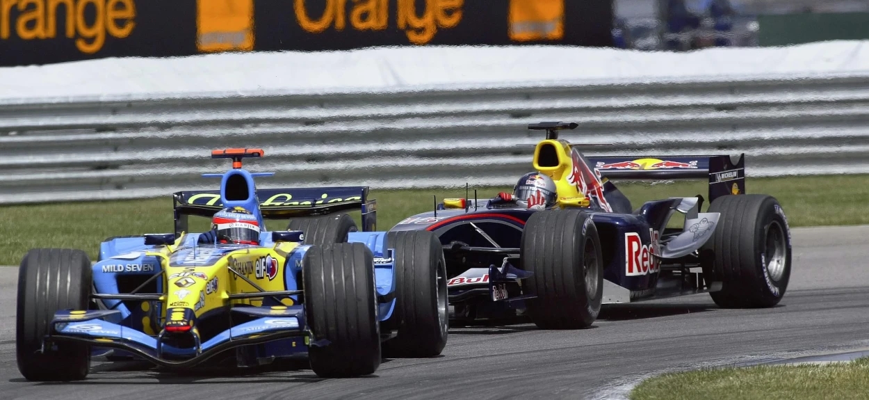 Borba bolida Formule 1 u krivini tokom trke – primer rivalstva i brzine u modernom F1 šampionatu