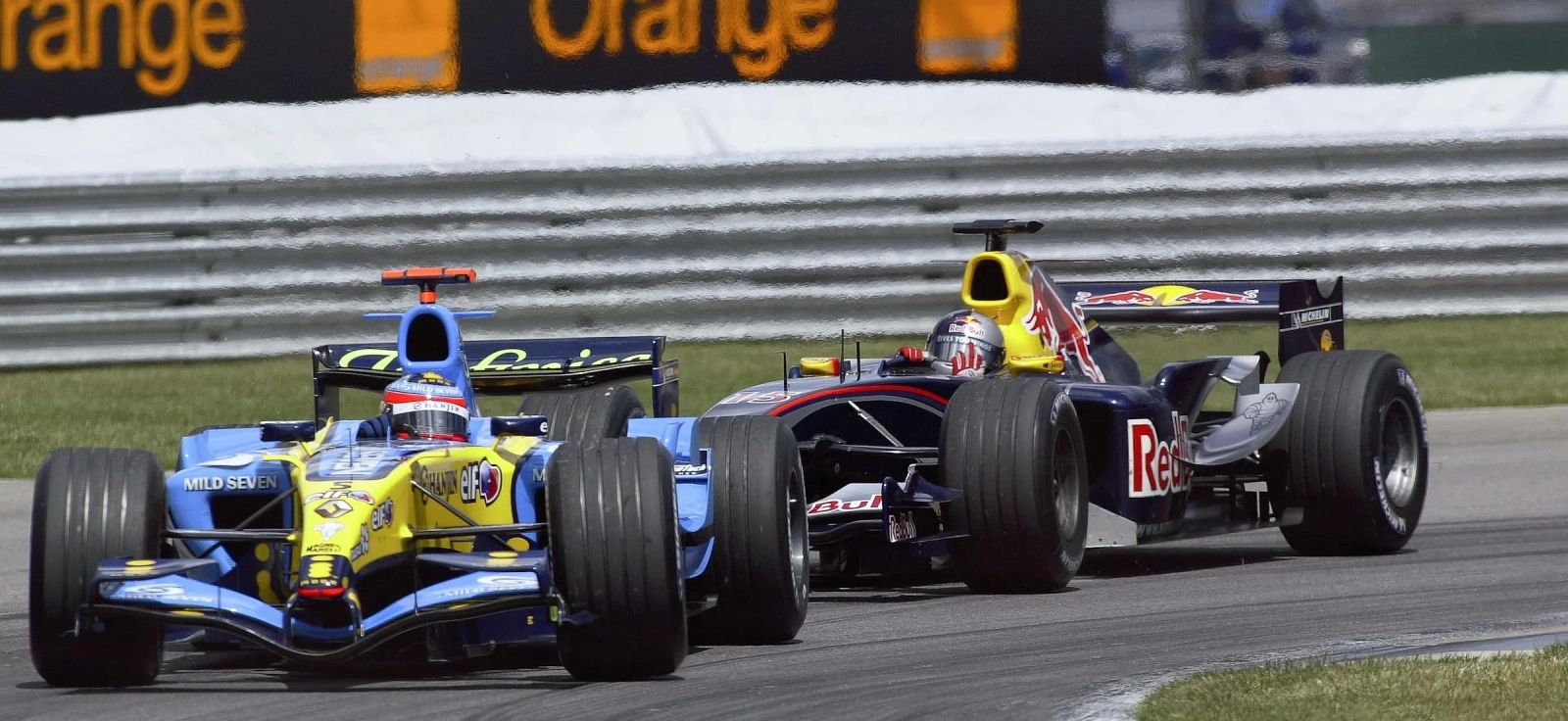 Borba bolida Formule 1 u krivini tokom trke – primer rivalstva i brzine u modernom F1 šampionatu