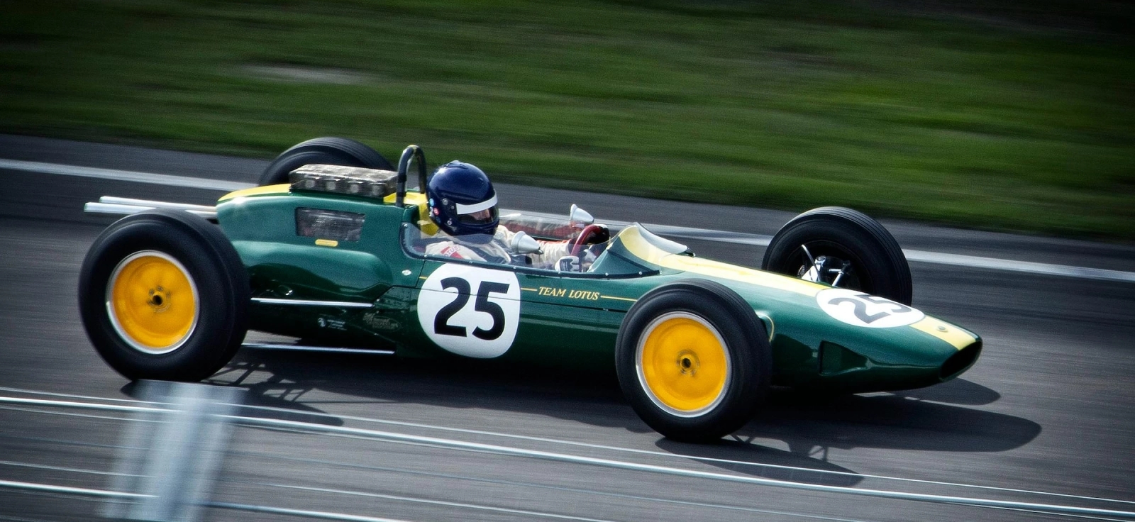 Klasik iz prošlosti – trkački bolid Formule 1 iz 1960-ih u akciji, simbol ranih dana Grand Prix trka