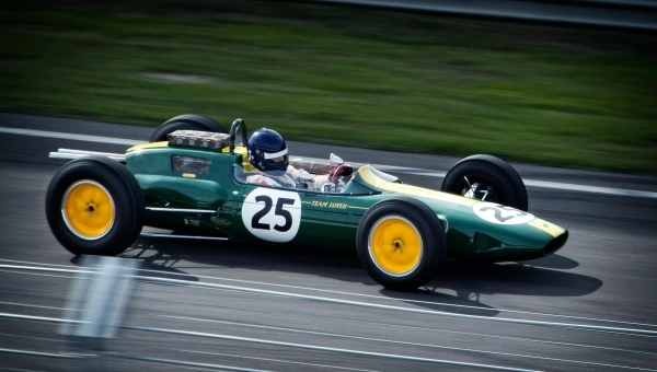 Klasik iz prošlosti – trkački bolid Formule 1 iz 1960-ih u akciji, simbol ranih dana Grand Prix trka