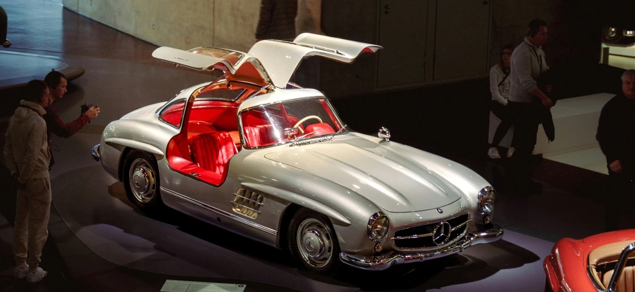 Legendarni klasični Mercedes u muzejskoj postavci sa otvorenim ‘gullwing’ vratima – ikona Mercedesove istorije i inženjeringa