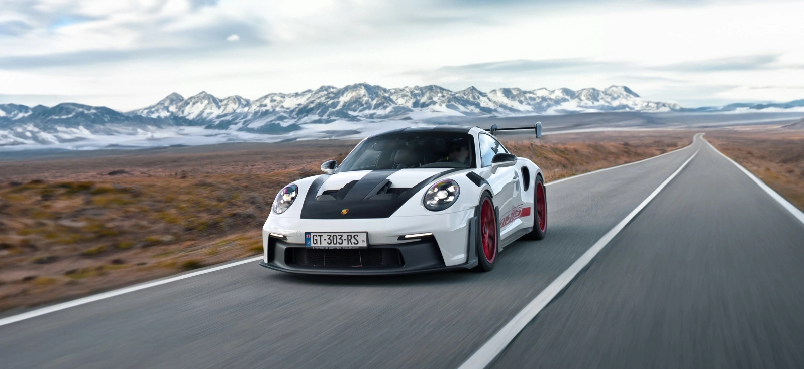 Moderna Porsche 911 na otvorenom putu – simbol evolucije brenda od 356 do današnje sportske ikone