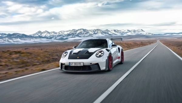 Moderna Porsche 911 na otvorenom putu – simbol evolucije brenda od 356 do današnje sportske ikone