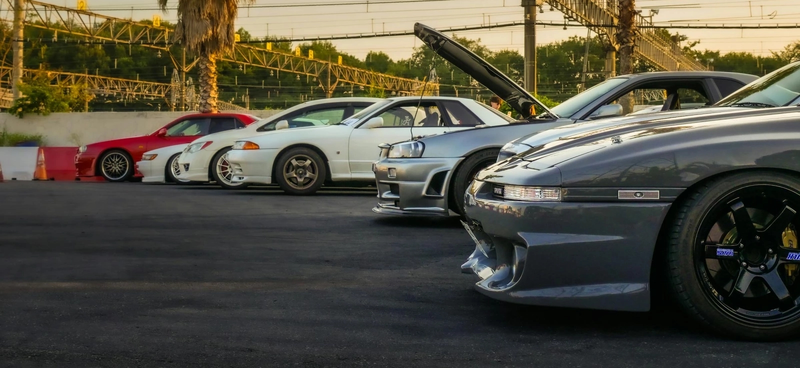 JDM legende iz devedesetih parkirane na okupljanju japanskih sportskih automobila