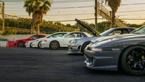 JDM legende iz devedesetih parkirane na okupljanju japanskih sportskih automobila
