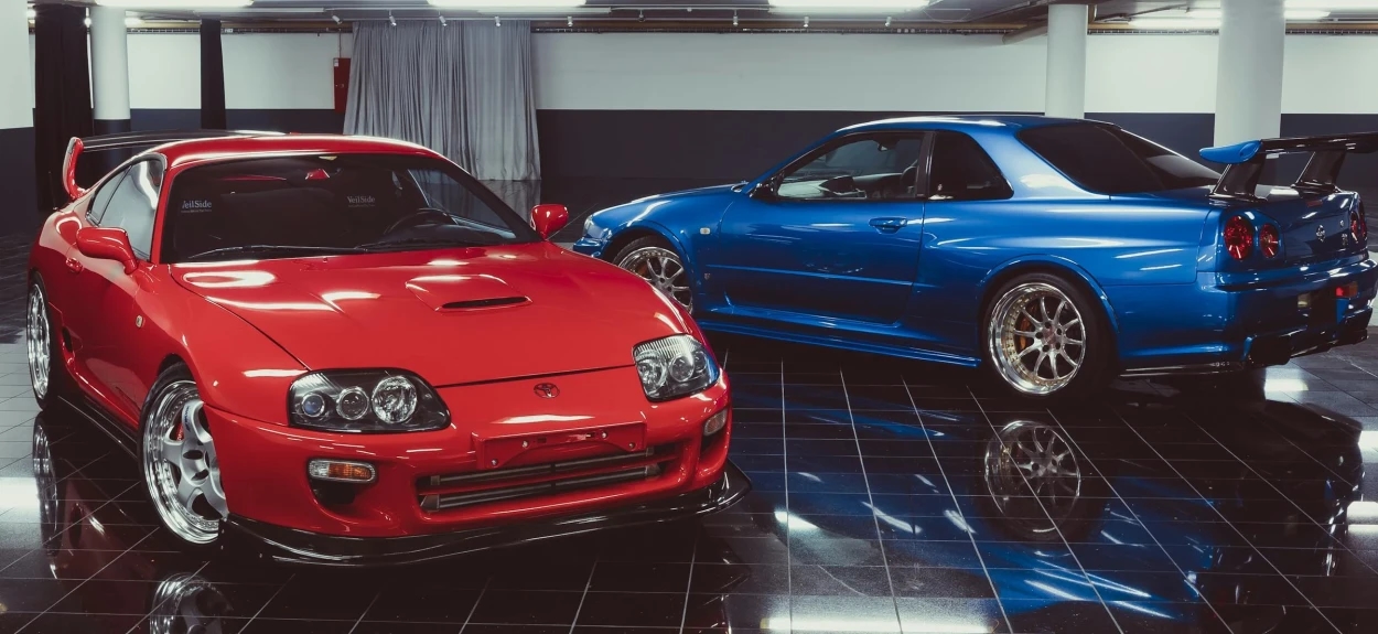 Toyota Supra MK4 i Nissan Skyline GT R R34 u zatvorenom salonu