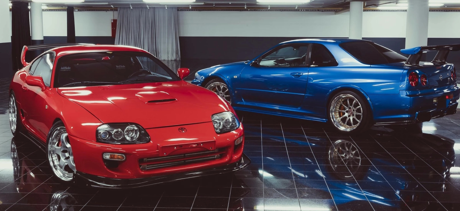 Toyota Supra MK4 i Nissan Skyline GT R R34 u zatvorenom salonu