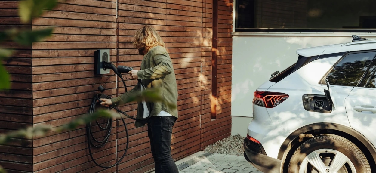 Punjenje električnog automobila kod kuće na zidnom punjaču