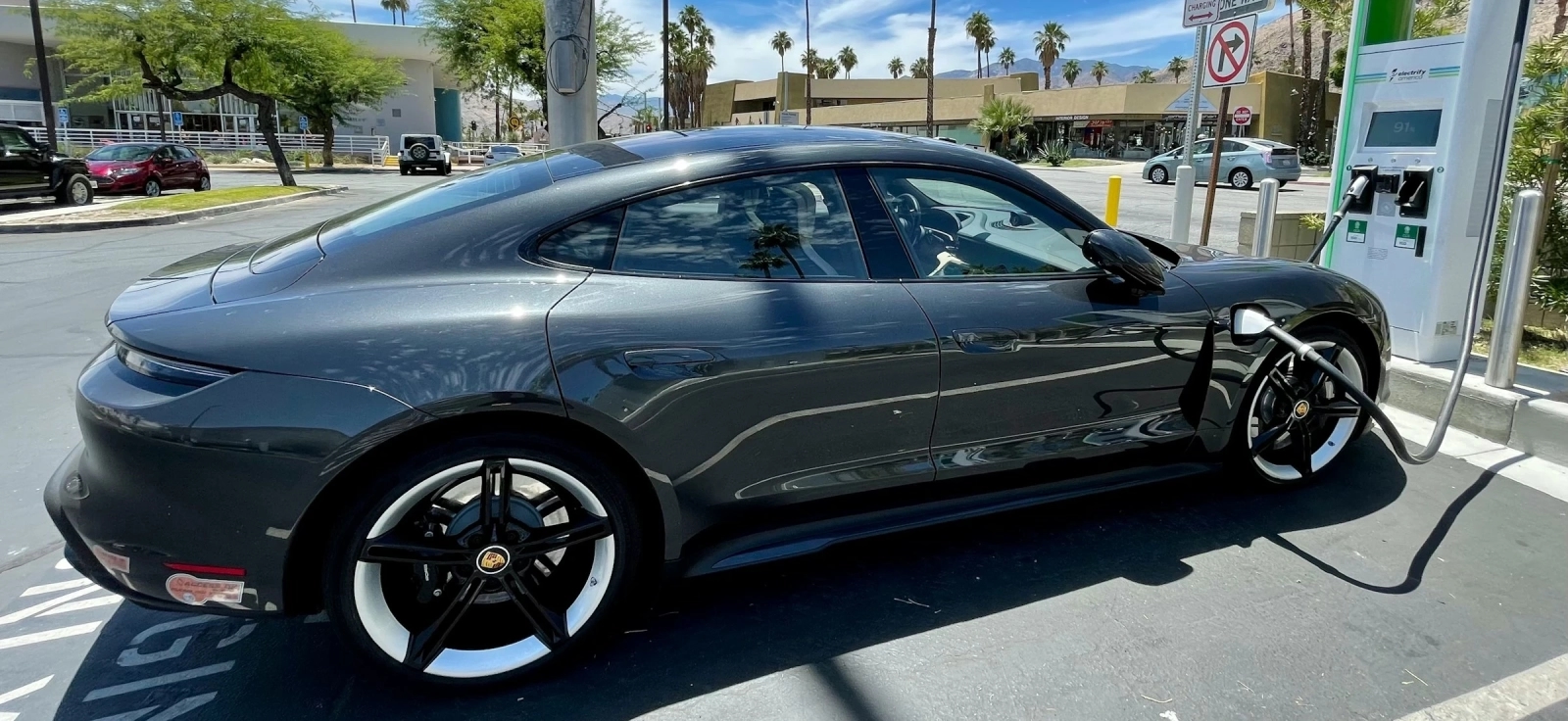 Električni automobil na brzoj punionici tokom punjenja baterije