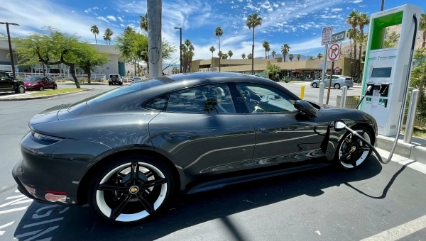 Električni automobil na brzoj punionici tokom punjenja baterije