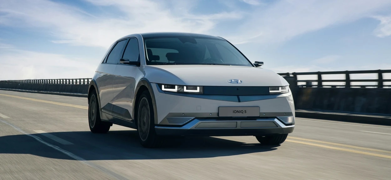 Električni automobil u vožnji na otvorenom putu