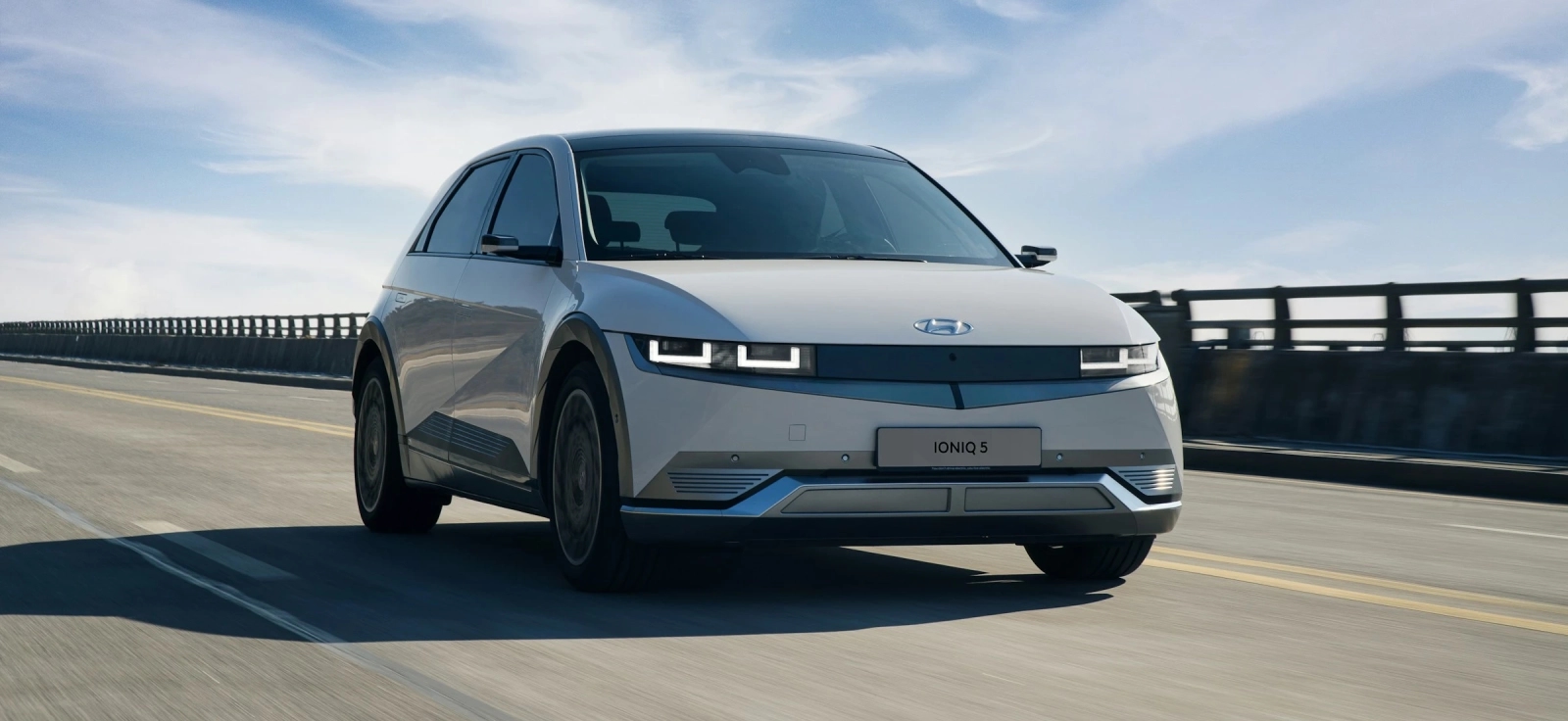 Električni automobil u vožnji na otvorenom putu