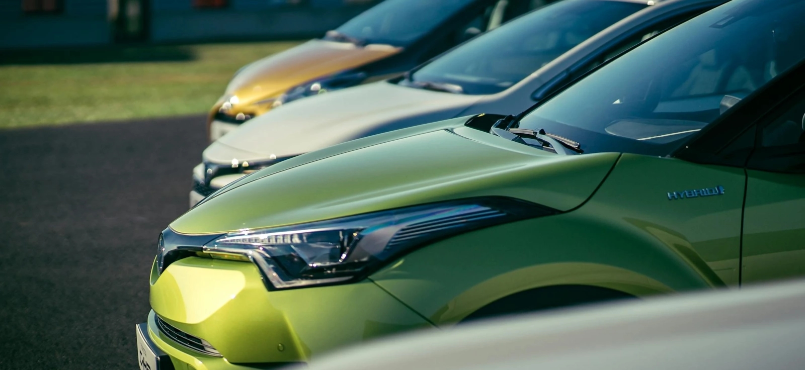 Hibridni automobili parkirani u gradu, primer vozila namenjenih gradskoj vožnji i niskoj potrošnji