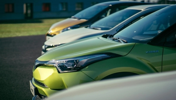 Hibridni automobili parkirani u gradu, primer vozila namenjenih gradskoj vožnji i niskoj potrošnji