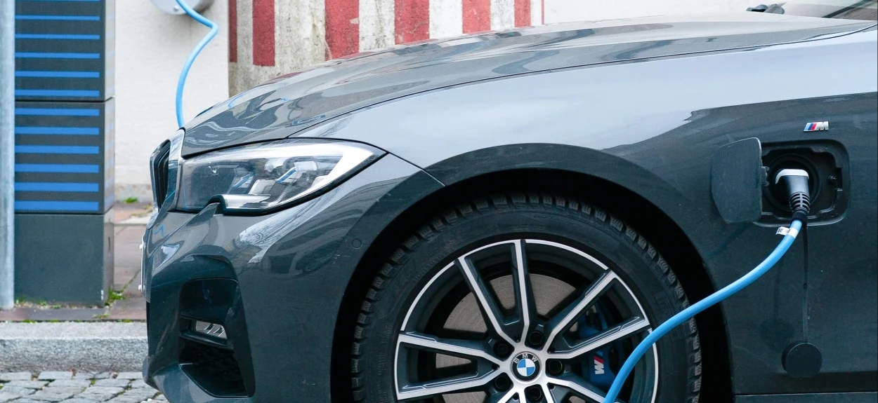 Plug-in hibrid na punjaču, punjenje baterije kod kuće ili na javnoj stanici