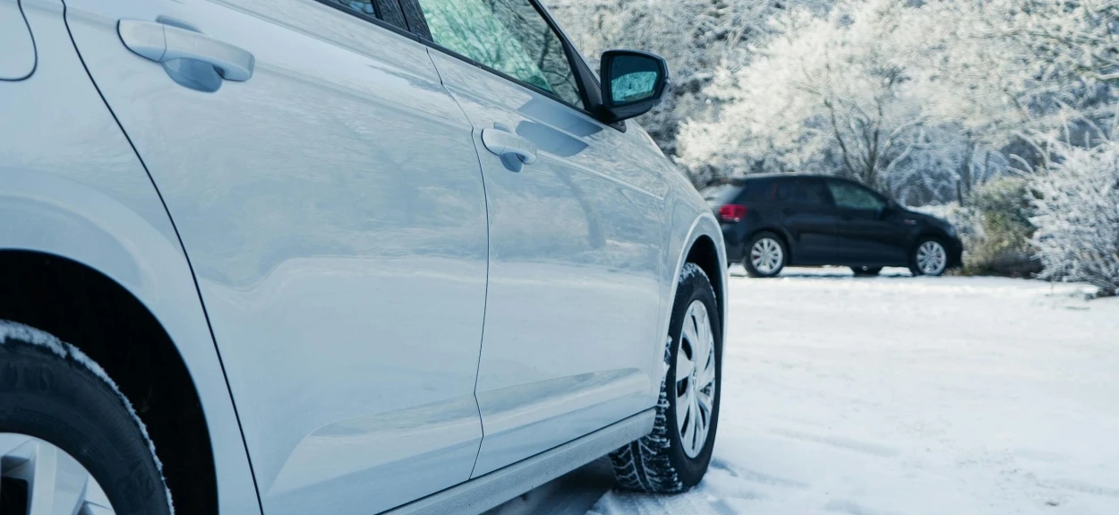 Automobil sa zimskim gumama vozi po snežnom putu, prikaz stabilnosti i bezbedne vožnje tokom zime