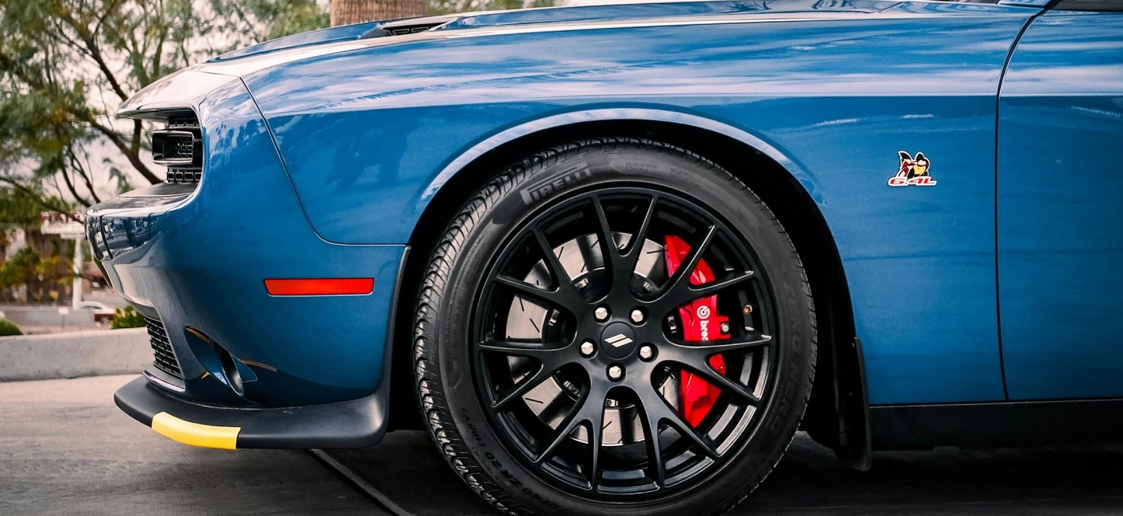 Prednji deo automobila sa letnjim gumama, prikaz dobrog stanja pneumatika na suvom putu