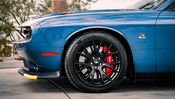 Prednji deo automobila sa letnjim gumama, prikaz dobrog stanja pneumatika na suvom putu