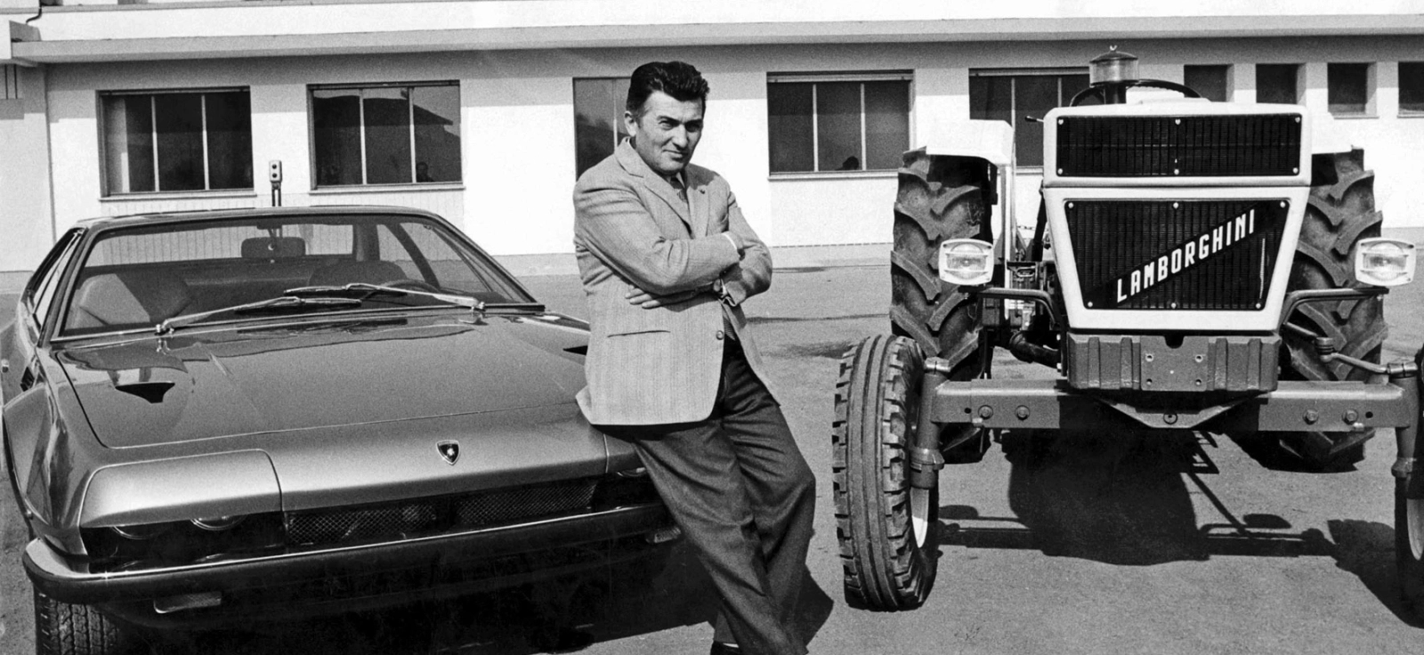 Osnivač Ferruccio Lamborghini pozira između svog sportskog automobila i traktora ispred fabrike u Sant’Agati