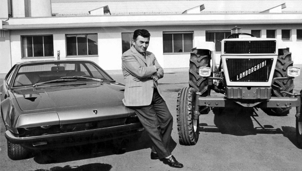 Osnivač Ferruccio Lamborghini pozira između svog sportskog automobila i traktora ispred fabrike u Sant’Agati