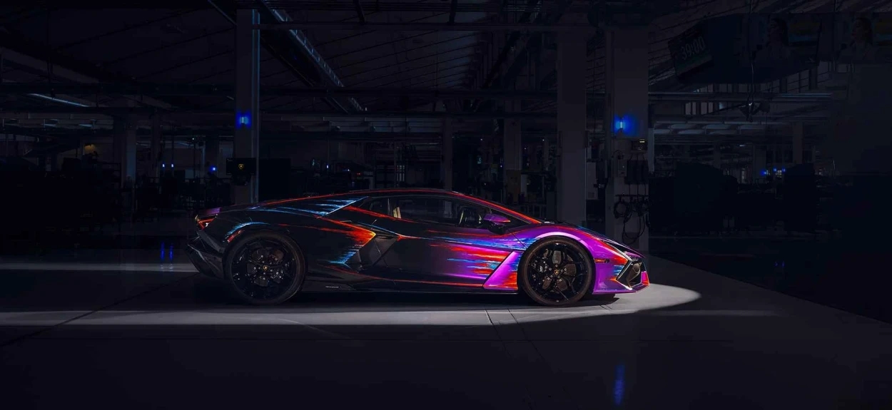 Automobil marke Lamborghini u mraku.