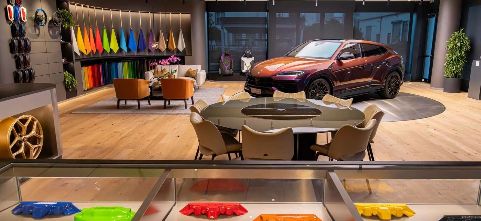 Automobil parkiran u radionici gde se nalaze materijali raznih boja za enterijer.