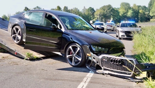 Havarisan automobil na putu nakon saobraćajne nesreće, vidljiva oštećenja na braniku i karoseriji