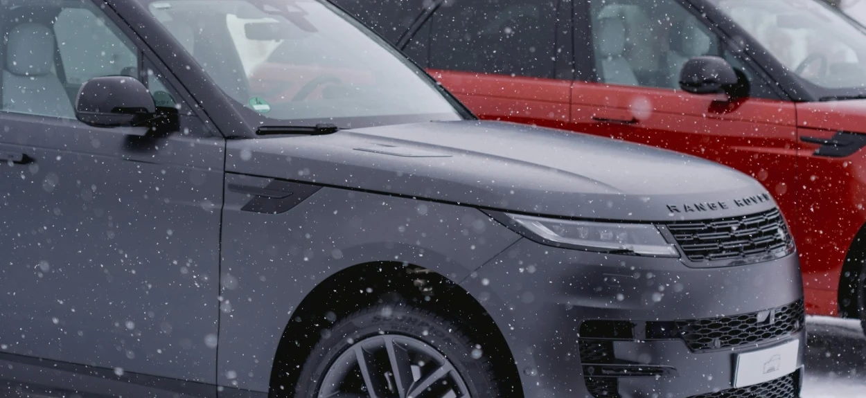 Dva parkirana automobila marke Range Rover na snegu.