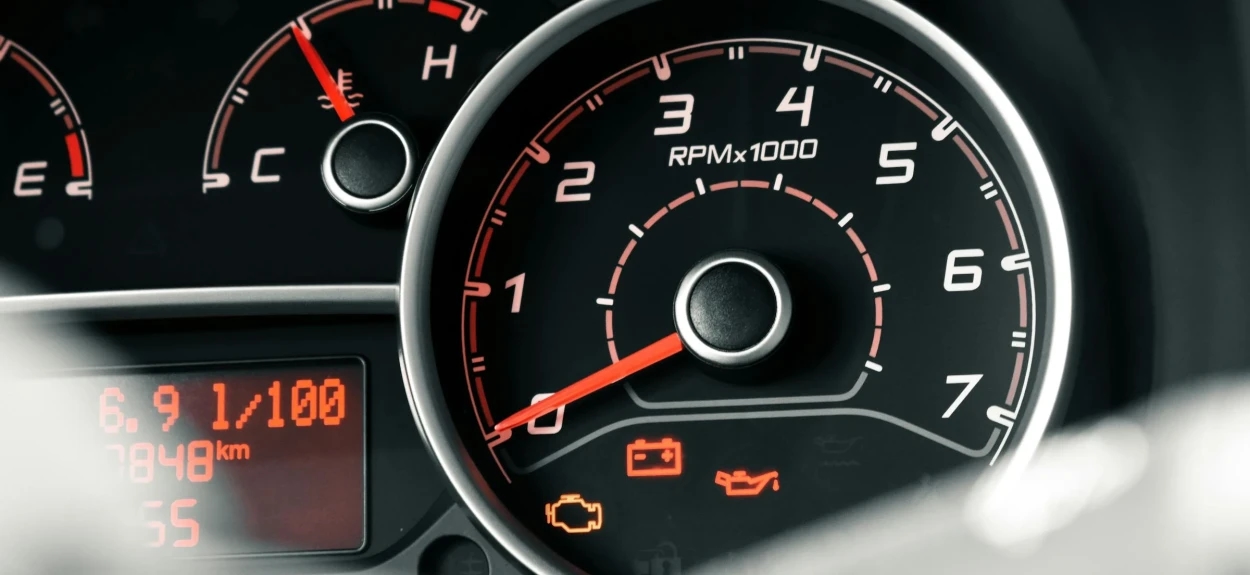 Kontrolna tabla sa prikazom crvenih lampica u automobilu.