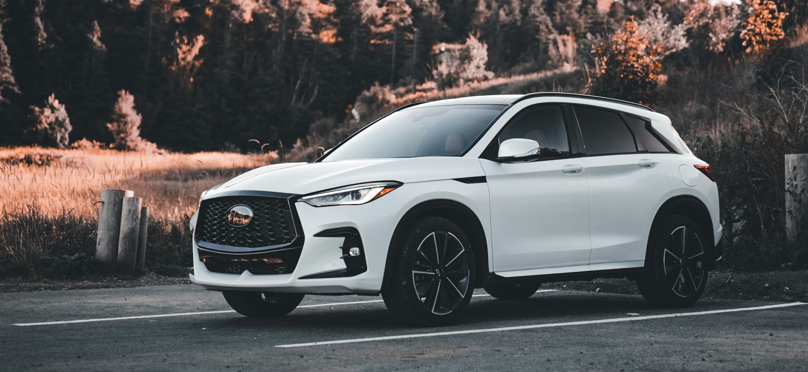 Beli luksuzni SUV parkiran na čistom prostoru kao primer idealne fotografije za oglas