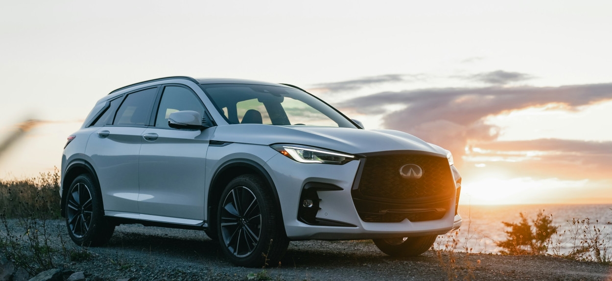 Čist i ispoliran beli automobil na suncu koji prikazuje visoku tržišnu vrednost vozila