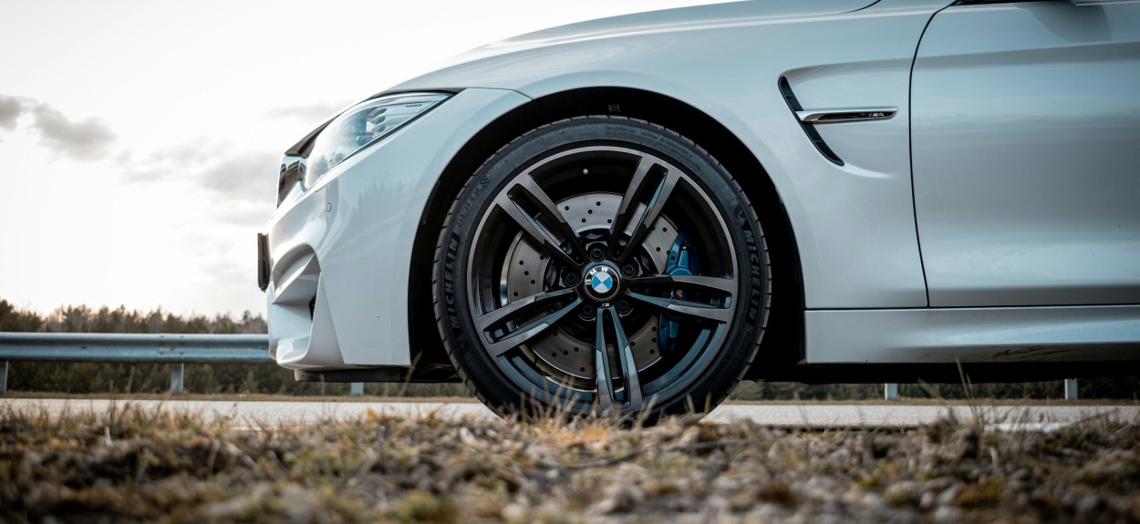 Krupni kadar aluminijumske felne i čiste gume na sportskom automobilu koji povećavaju privlačnost kupcima