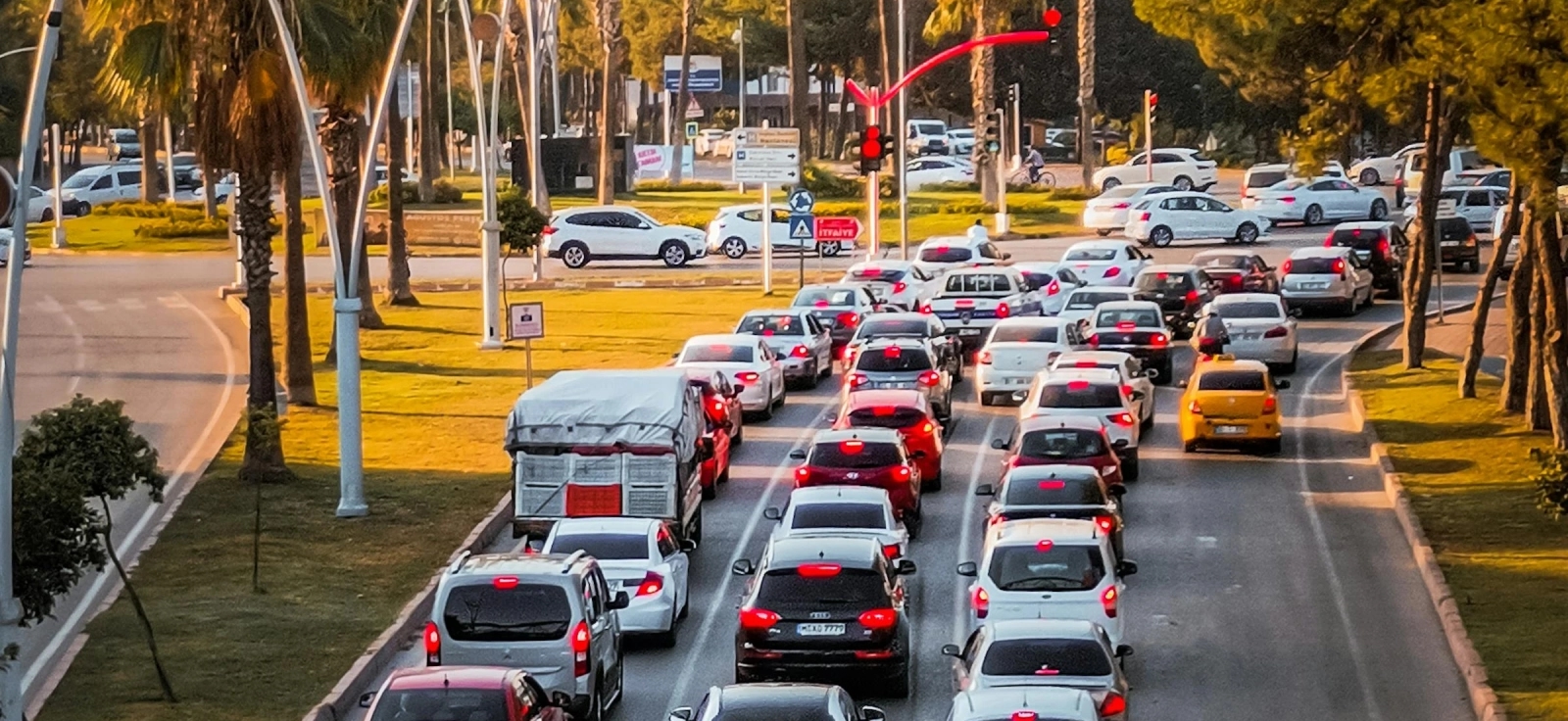 Prikaz gužve na putu uz zalazak sunca.