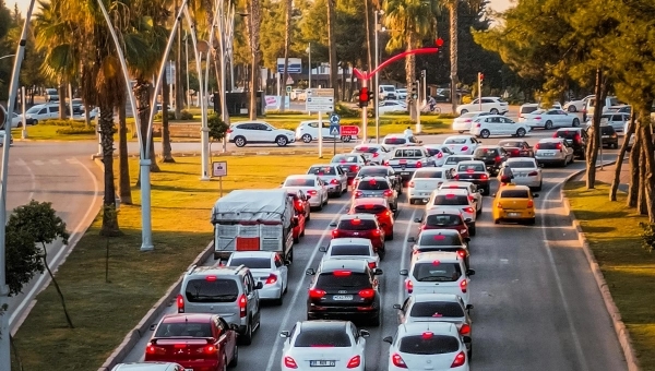 Prikaz gužve na putu uz zalazak sunca.