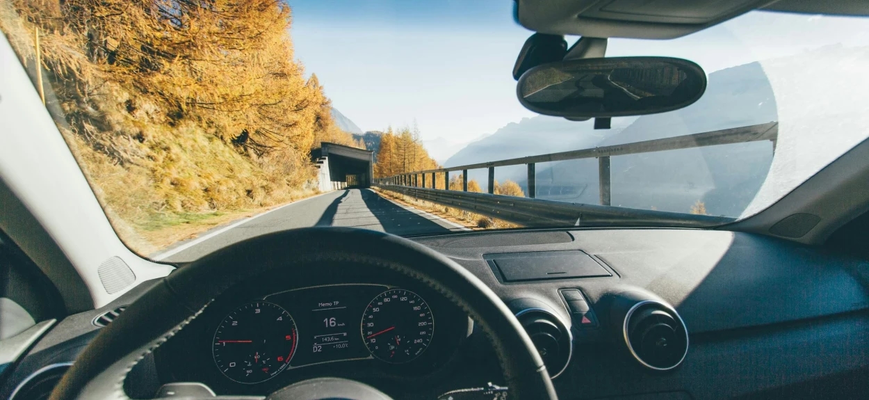 Pogled iz automobila tokom vožnje – primer ekonomične vožnje koja smanjuje potrošnju goriva