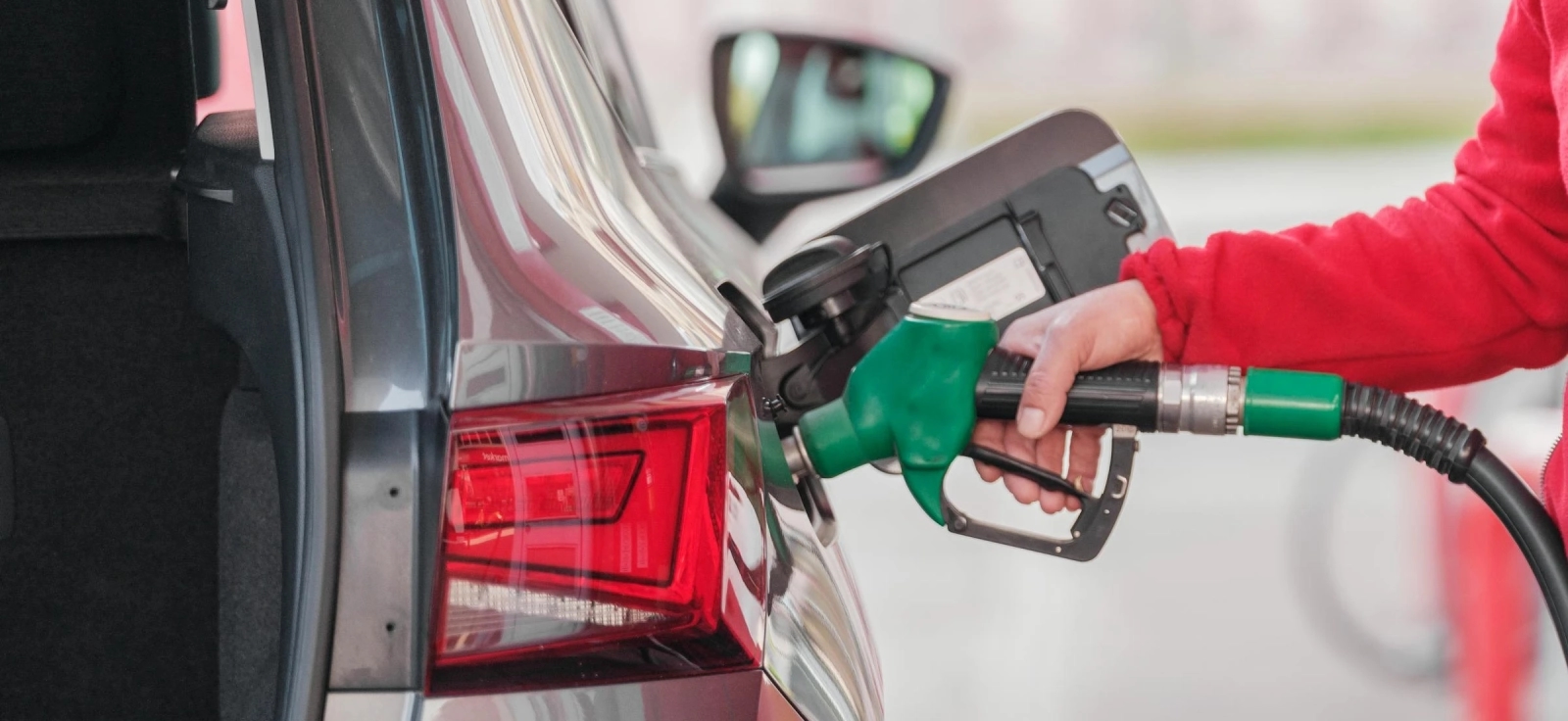 Vozač toči gorivo u automobil – saveti kako smanjiti potrošnju goriva i voziti ekonomično