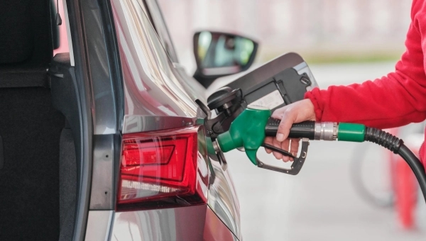 Vozač toči gorivo u automobil – saveti kako smanjiti potrošnju goriva i voziti ekonomično