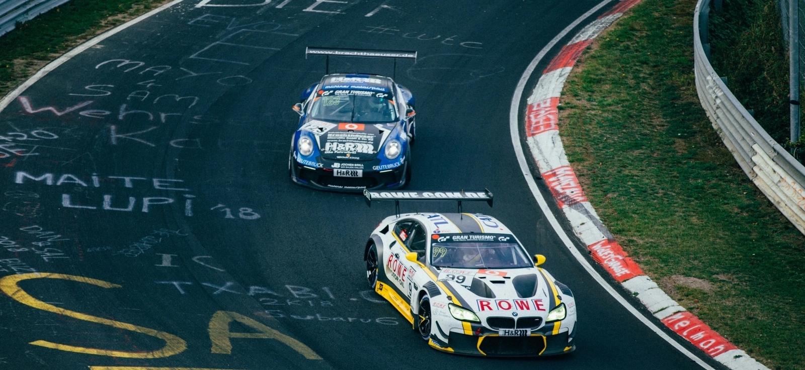 Automobilske trke na stazi Le Mans, prikaz sportskih vozila u krivini tokom trke izdržljivosti